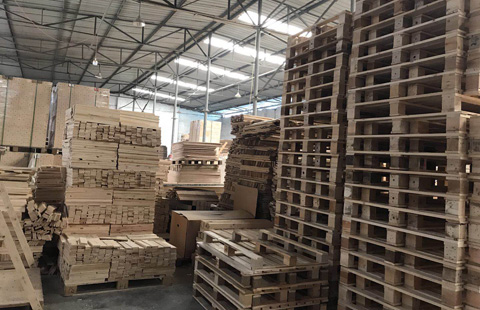 金彬包裝成都木托盤(pán)存放車(chē)間